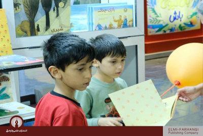غرفه کودک و نوجوان(پرنده آبی) انتشارات علمی و فرهنگی در دومین روز از برگزاری سی و پنجمین نمایشگاه بین المللی کتاب تهران