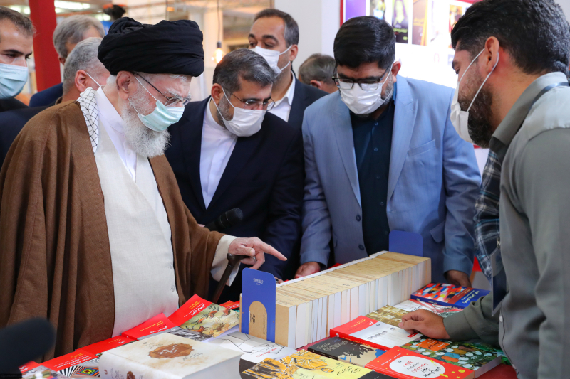 حضور رهبر معظم انقلاب در غرفه انتشارات علمی و فرهنگی در سی و چهارمین نمایشگاه بین المللی کتاب تهران