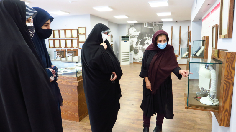 بازدید حورا صدر از موزه و مرکز اسناد انتشارات علمی و فرهنگی