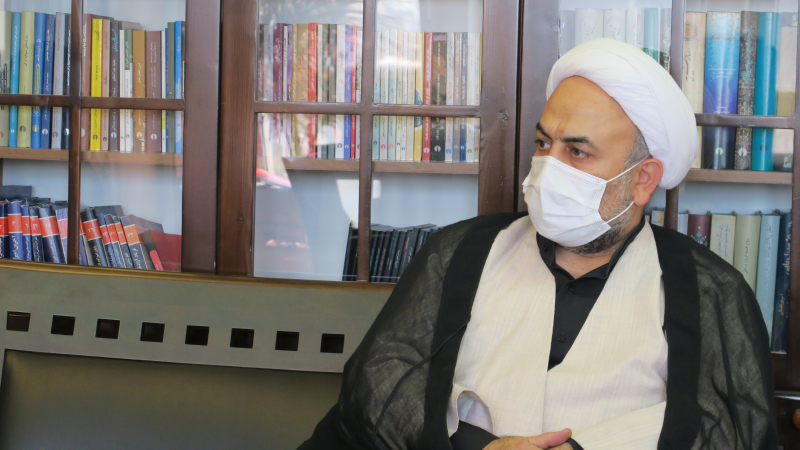 بازدید محمدرضا زائری از مرکز اسناد انتشارات علمی و فرهنگی